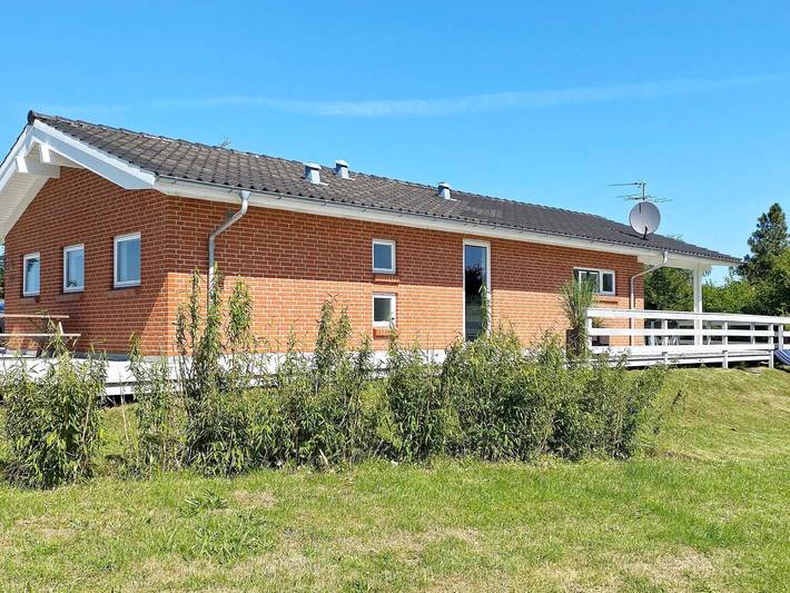 Ferienhaus für 10 Personen, mit Whirlpool und Terrasse sowie Garten und Pool in Pøt Strandby