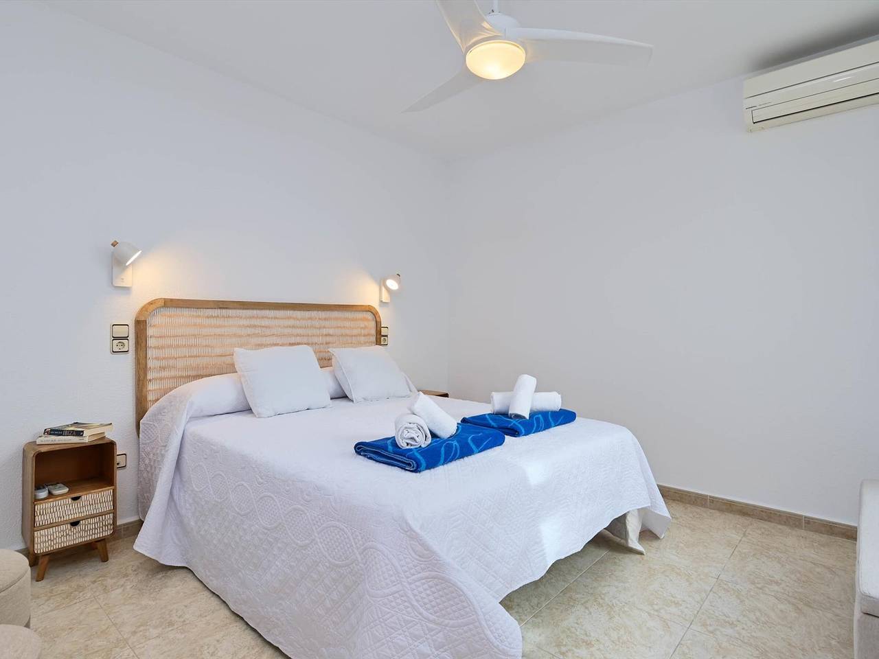 Hel lejlighed, Cozy 2-Bedroom Apartment with Sea View, 3 Terraces, and Parking near Playa de la Grava in Javea Port, Jávea