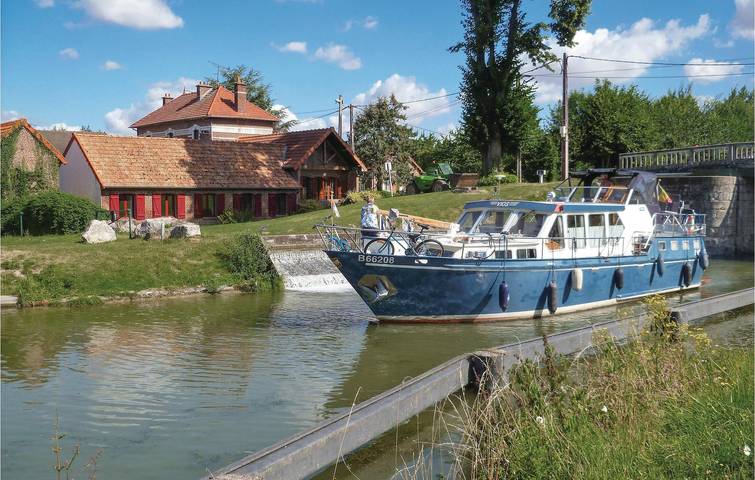 Appartement confortable près du centre Frise avec vue sur la rivière in Frise, Région de Péronne