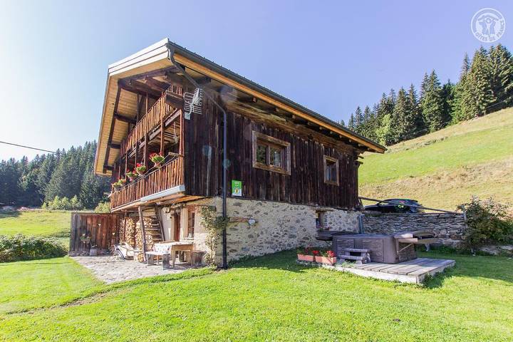 Chalet pour 6 personnes, avec terrasse ainsi que jacuzzi et sauna dans Massif du Mont-Blanc