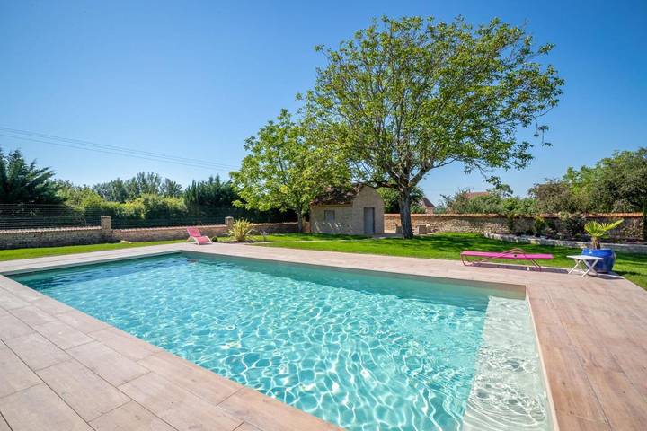 Location de vacances pour 2 personnes, avec Terrasse et Jardin ainsi que Piscine et Vue à Bligny-lès-Beaune