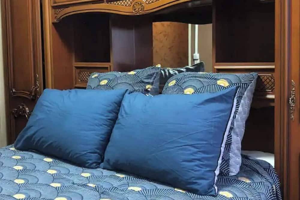 Entire apartment, Private Cozy Room with Queen Bed near Centre of Paris in Bobigny, Seine-Saint-Denis