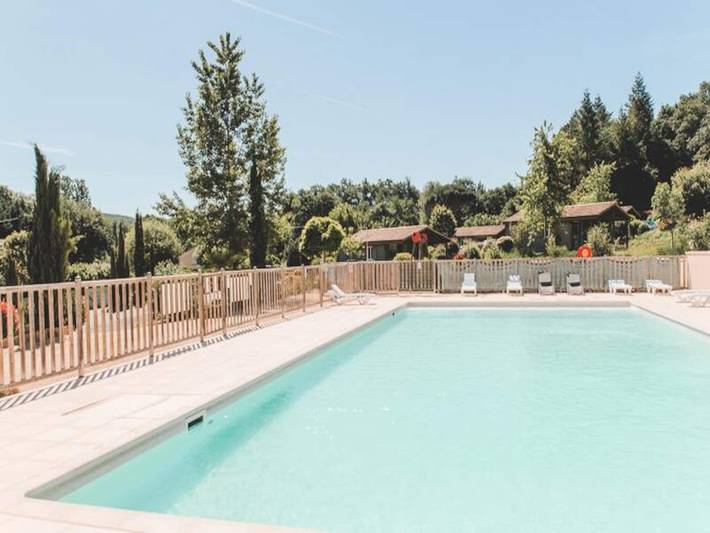 Gîte pour 2 personnes, avec terrasse et piscine, adapté aux familles à Marminiac