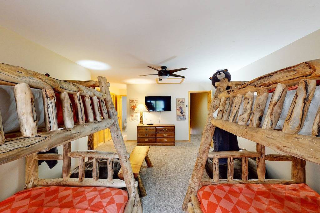 Ganze Wohnung, Beaver Creek West Condo with Heated Pool, 3 Hot Tubs & Shuttle to the Slopes in Avon, Beaver Creek