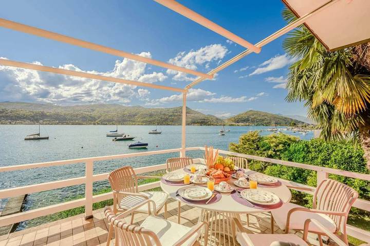 Italian Lakes lakeside villa with direct lake access in Spiaggia Canottieri, Ranco