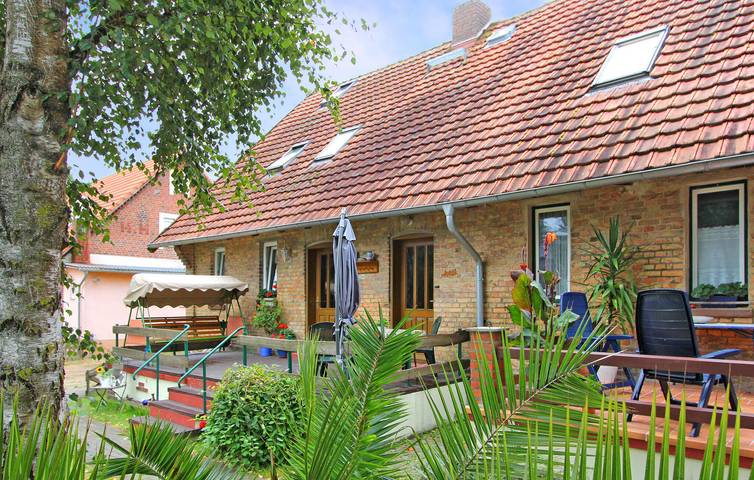 Ganze Ferienwohnung, Gemütliche Wohnung mit Terrasse und Parkplatz, 1km zum See in Klein Pritz, Hohen Pritz