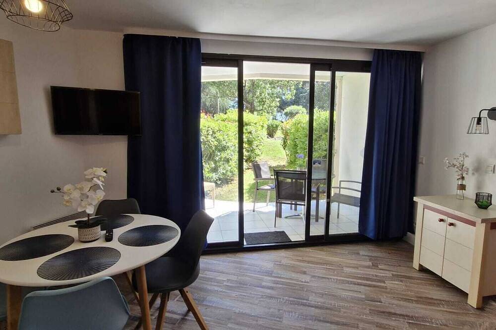Entire apartment, Garden apartment in luxury residence with swimming pool near beach in Cannes, Mediterranean Coast (France)