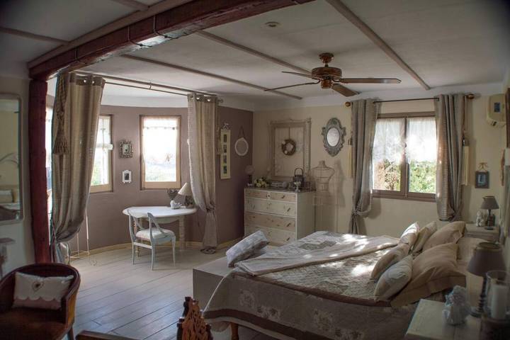Location de vacances pour 2 personnes, avec piscine ainsi que jardin et vue à Monserrat - 3