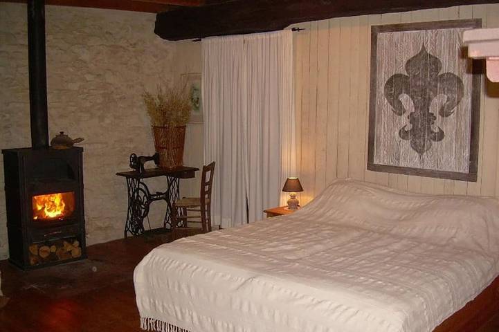 Location de vacances pour 2 personnes, avec piscine et jardin, animaux acceptés à Varaignes - 2