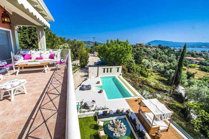 Villa pour 10 personnes, avec balcon ainsi que jardin et piscine, adapté aux familles dans Ligia