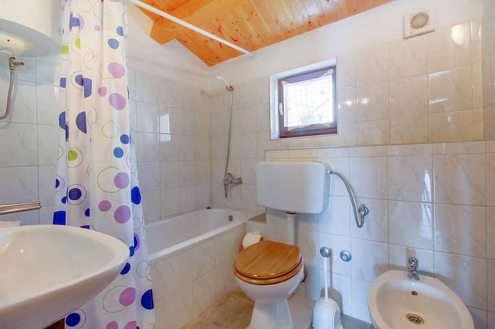 Ganze Wohnung, 1-Zimmer-Ferienwohnung mit Balkon und Meerblick Mali Losinj, Losinj in Mali Lošinj, Lošinj (Kvarner Bucht)