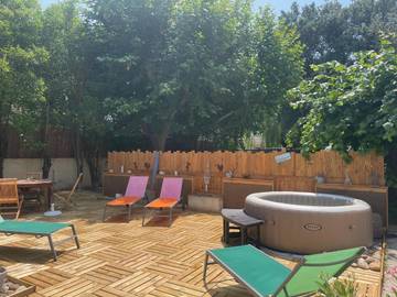 Gîte pour 4 personnes, avec jacuzzi et jardin à Velleron