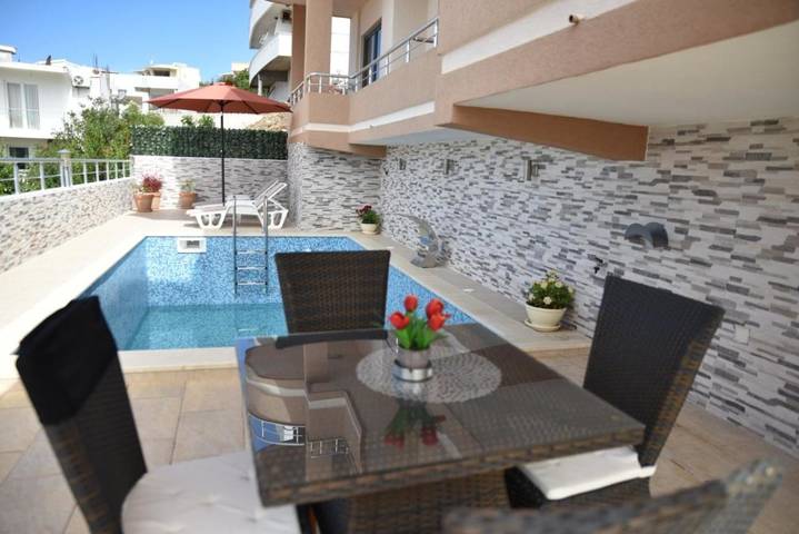 Appartement de vacances pour 3 personnes, avec piscine ainsi que vue et jardin