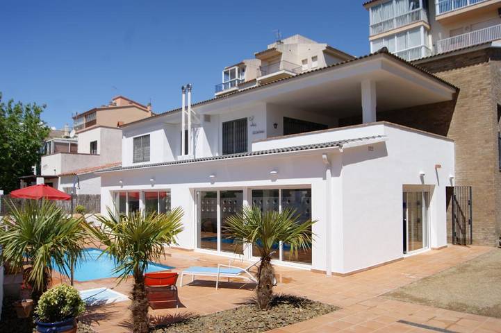 Gîte pour 10 personnes, avec Terrasse ainsi que Jardin et Piscine à Roses