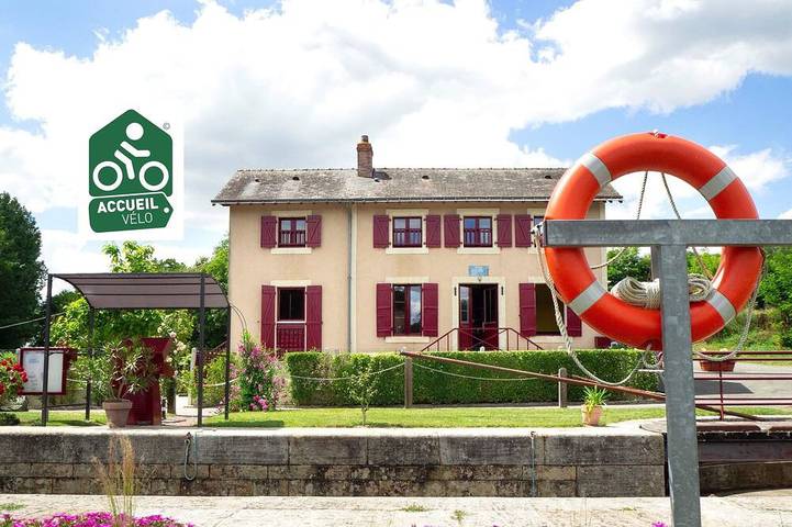 Location de vacances pour 10 personnes, avec Jacuzzi ainsi que Terrasse et Jardin à La Jaille-Yvon