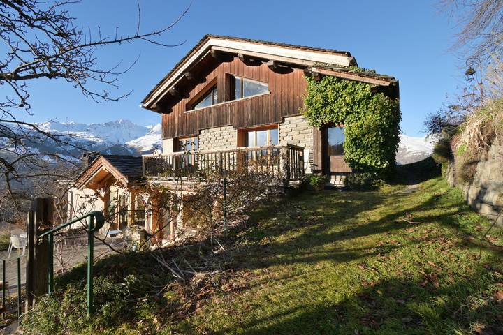 Appartement entier, Appartement « Chalet Paisible » avec vue sur la montagne, terrasse privée et Wi-Fi in Bourg-Saint-Maurice, Région d'Albertville