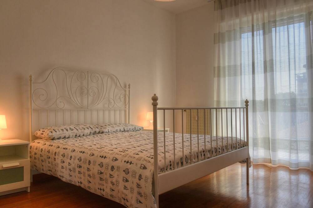 Apartamento entero, Apartamento de tres habitaciones en una posición estratégica entre el mar y el centro, (Cod. Citra 009002-Lt-0011) in Albenga, Riviera di Ponente
