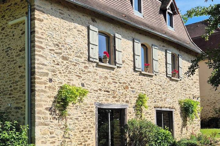 Location de vacances pour 8 personnes, avec jardin à Gagnac-sur-Cère