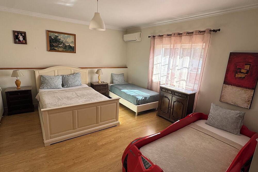 Relaxing 5-Bedroom Villa with Private Pool, Outdoor Playground, Barbeque zona.\n\n in Carcavelos e Parede, Costa de Lisboa