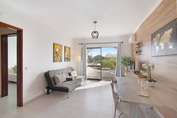 Entire apartment, Holiday Apartment "Garden and Sea View" with Sea View, Shared Tenni Court & Wi-Fi in Carvoeiro, Faro District