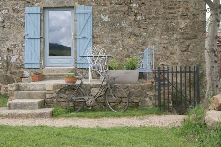 Gîte pour 2 personnes, avec jardin ainsi que vue et terrasse à Burdignes