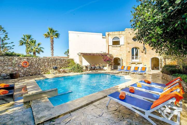 Villa for 11 people, with garden, with pets in Gozo