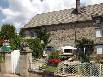 Gîte pour 6 personnes, avec jardin, animaux acceptés à Albepierre-Bredons