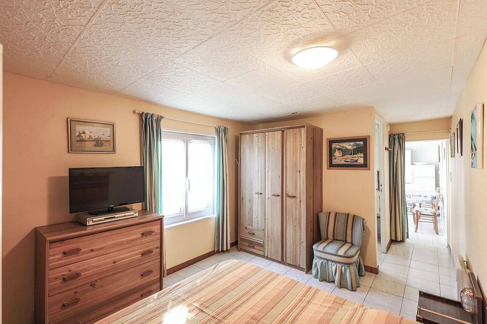 Entire apartment, Les Volets Bleus\" cottage in Ploubalay, Dinan region