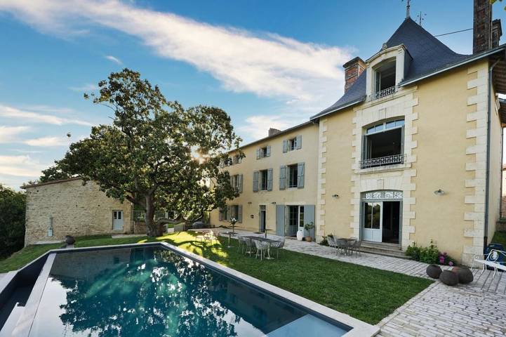 Hôtel pour 2 personnes, avec Terrasse et Jardin ainsi que Piscine et Vue à Azay-le-Brûlé