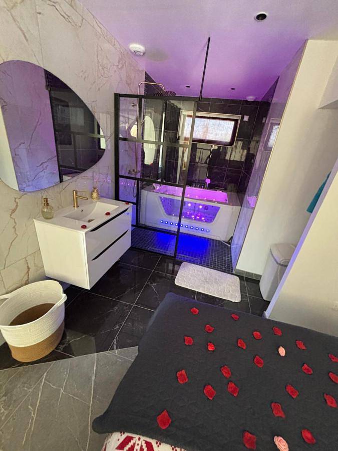 Location de vacances pour 2 personnes, avec Jacuzzi ainsi que Terrasse et Jardin à Colombelles
