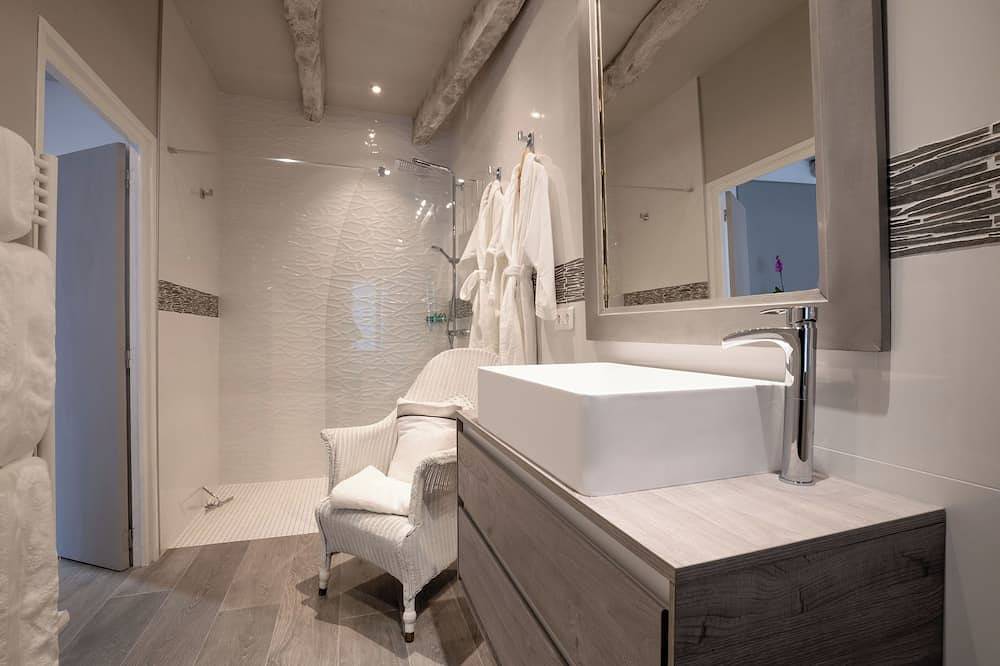 Very modern and spacious, in the colors of our natural habitat. in Gergy, Region Chalon-sur-Saône