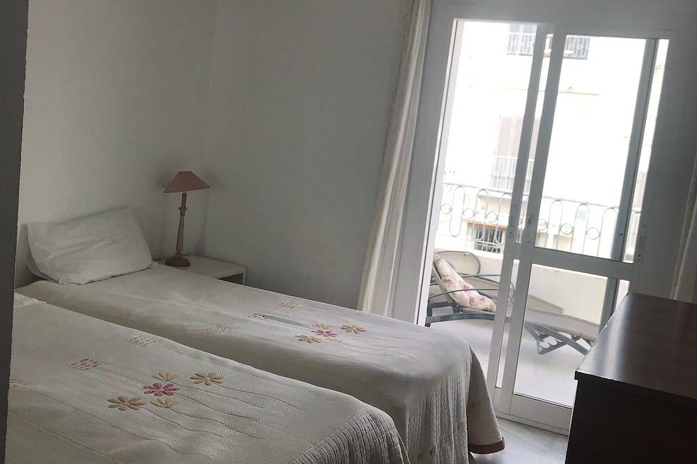 Appartamento intero, Attico con vista sul mare e sulla montagna e piscina comunale in Playa Carabeíllo, Nerja