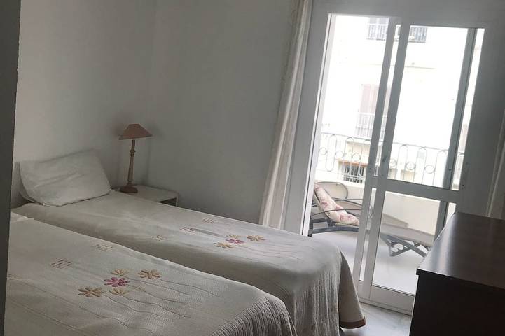 Ganze Wohnung, Penthouse mit Meer- und Bergblick und Gemeinschaftspool in Playa Carabeíllo, Nerja