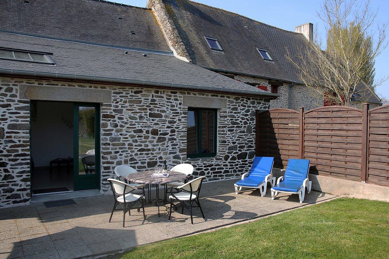 Jolie maison en pierre, au calme, jardin, classée 3* in Saint-Méloir-des-Ondes, Baie du Mont-Saint-Michel