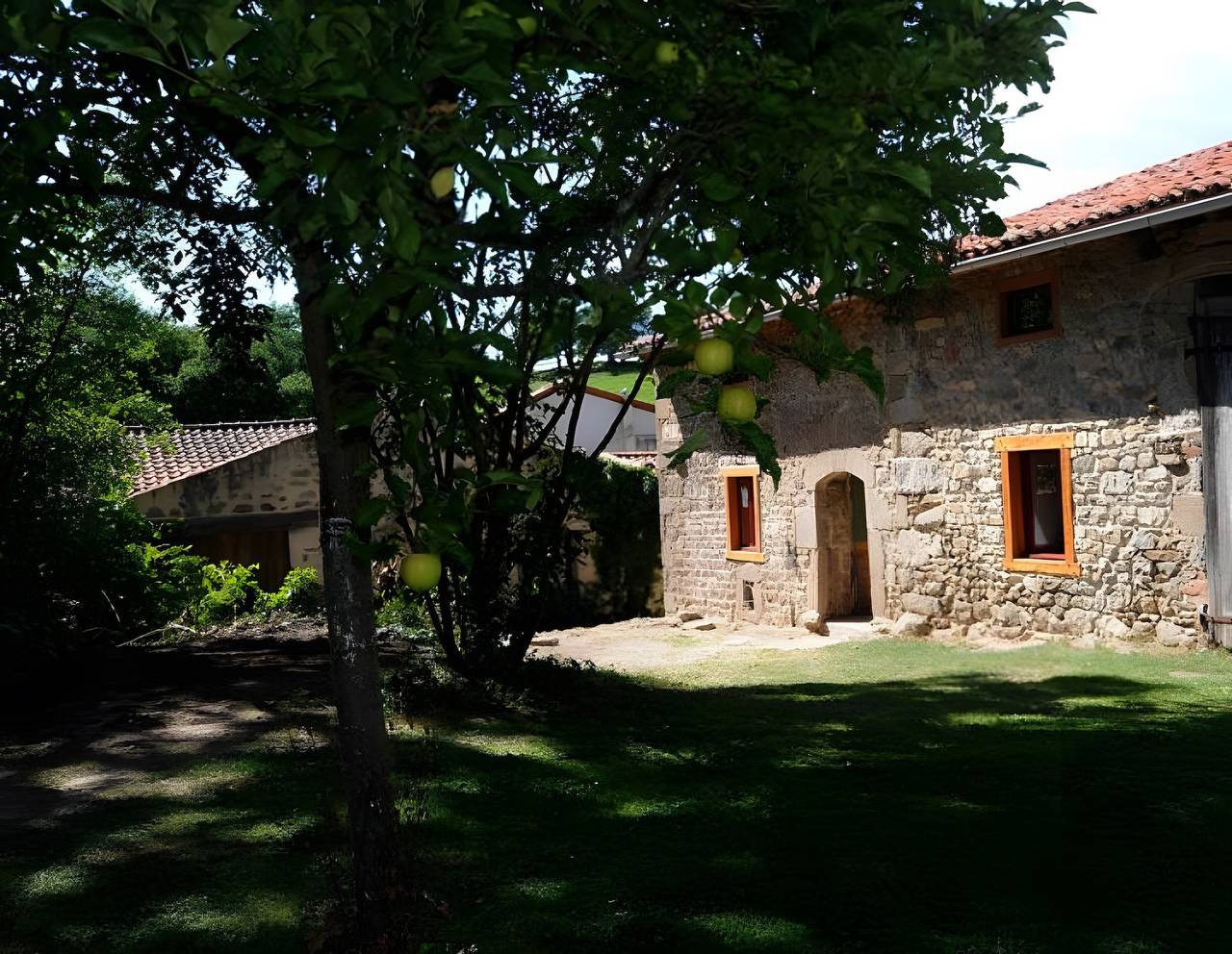 Gîte du châtelet, 10-12 personnes, en auvergne in Manglieu, Parc Naturel Régional Livradois-Forez