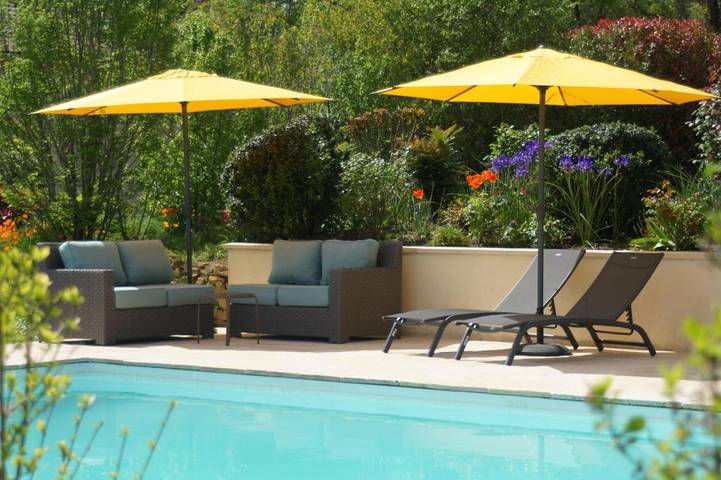 Location de vacances pour 2 personnes, avec terrasse et vue ainsi que jardin et piscine à Lembras - 2