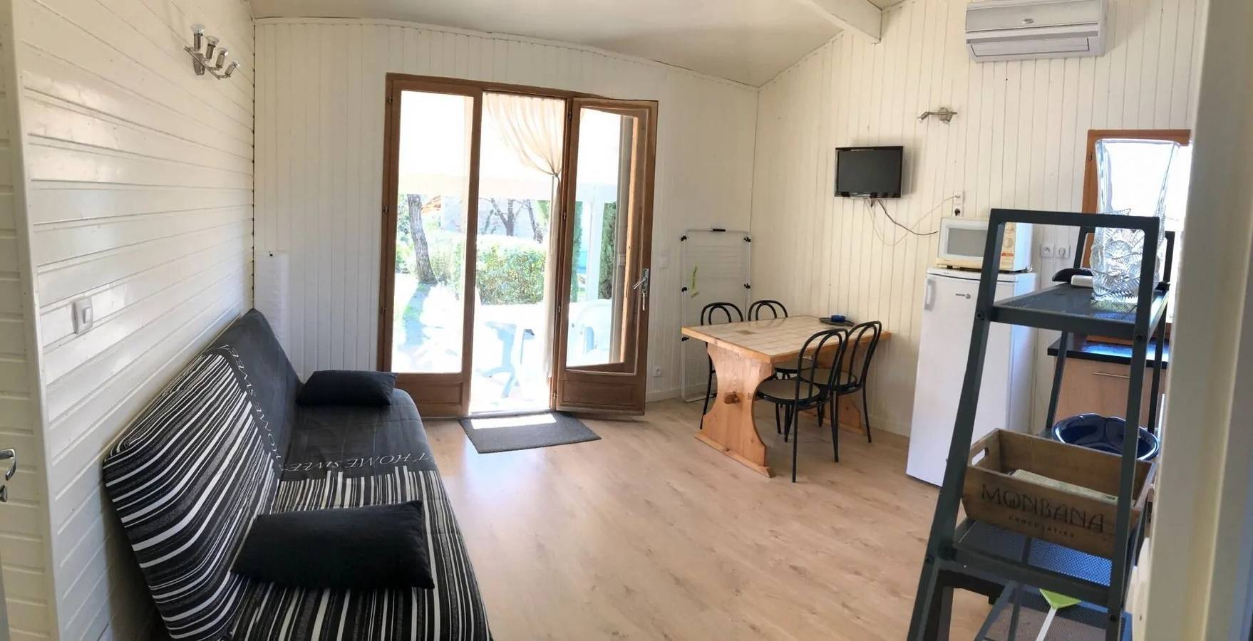 Chalet "Comfort Shared Pool" with Pool, Shared Terrace, and Wi-Fi in Les Vans, Cevennerne