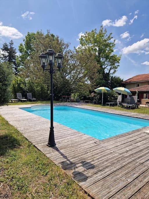 Location de vacances pour 8 personnes, avec piscine ainsi que terrasse et jardin à Celles