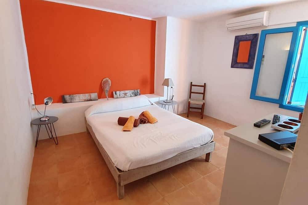 Schönes Grundstück 10 Personen mit großem Pool. Direkt Am Meer in Es Caló, Formentera