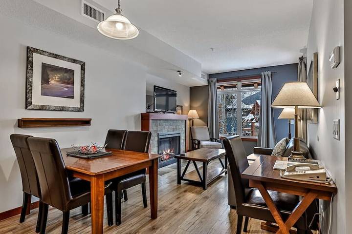 Gîte pour 8 personnes, avec jacuzzi ainsi que piscine et balcon à Canmore - 4