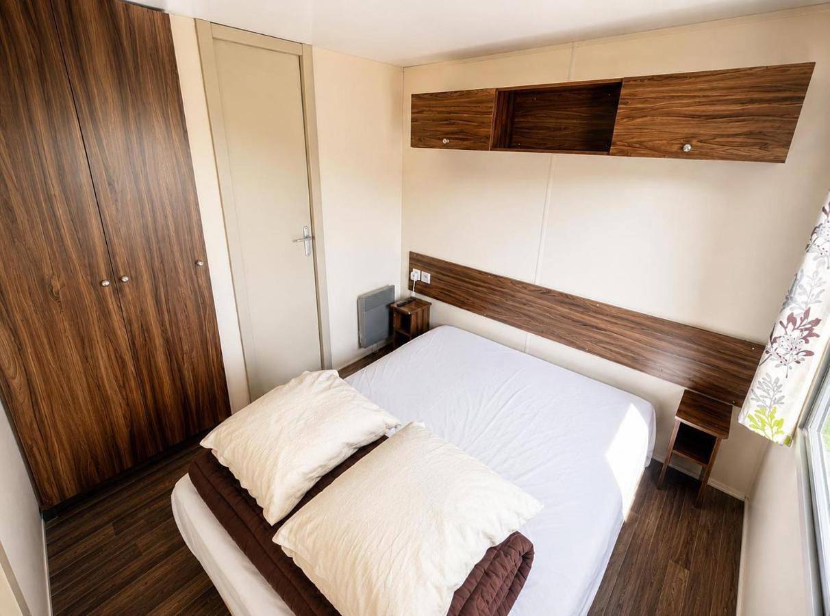 Mobiles Home Xl, trois chambres, deux salles de bain, climatisation, grande terrasse pour 6 personnes in Andonville, Région de Pithiviers