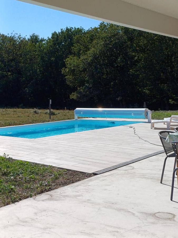 Gîte pour 6 personnes, avec jardin et piscine ainsi que terrasse et vue à Chapdeuil