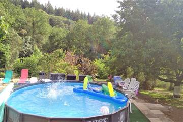 Maison de vacances pour 6 personnes, avec jardin et jacuzzi ainsi que terrasse et piscine dans Allier