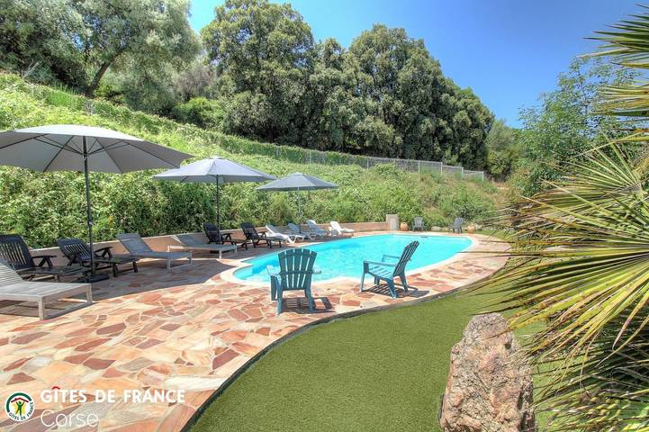 Gîte pour 4 personnes, avec Terrasse et Jardin ainsi que Piscine et Vue