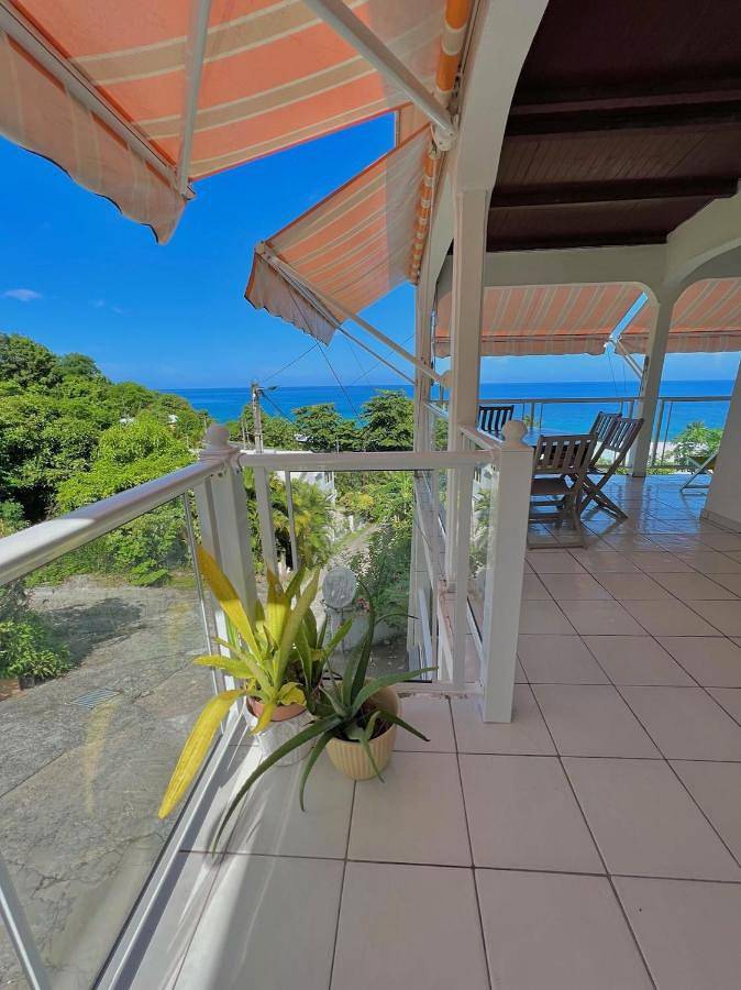 Gîte pour 2 personnes, avec jardin et vue, adapté aux familles dans Plage de la Perle