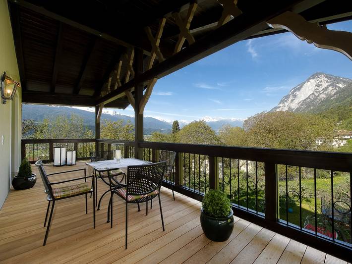 Ferienwohnung für 4 Personen, mit Balkon und Whirlpool sowie Terrasse und Ausblick in Innsbruck