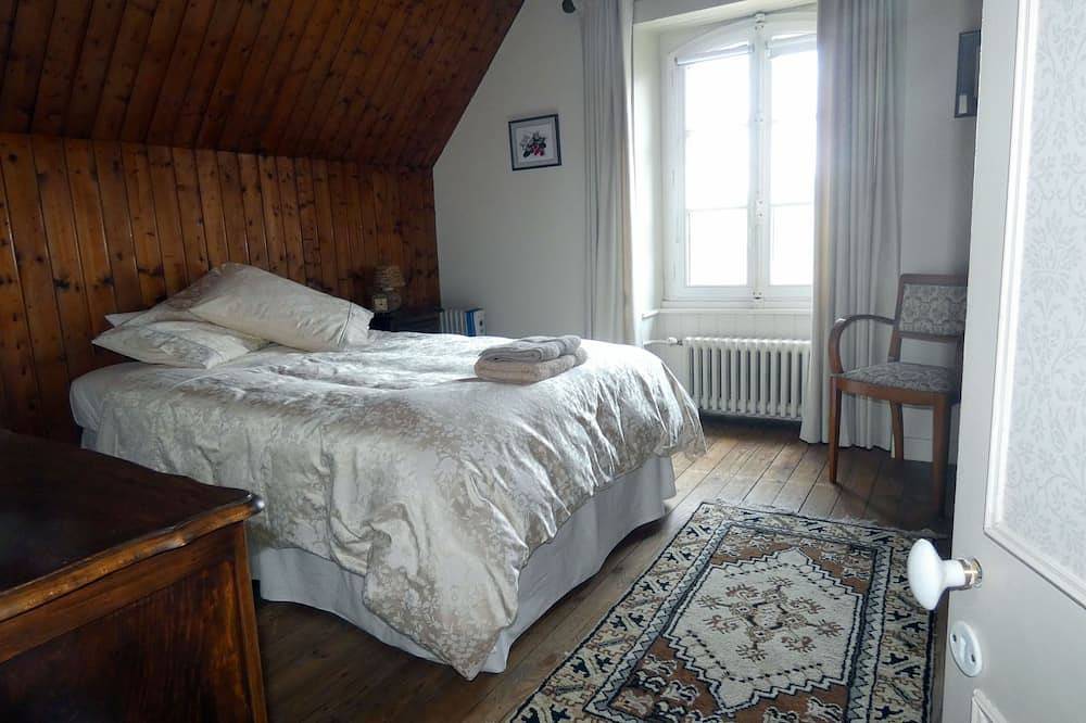 Centrally Located Traditional Townhouse With Modern Amenities and Pretty Garden in Dinan, Dinan region