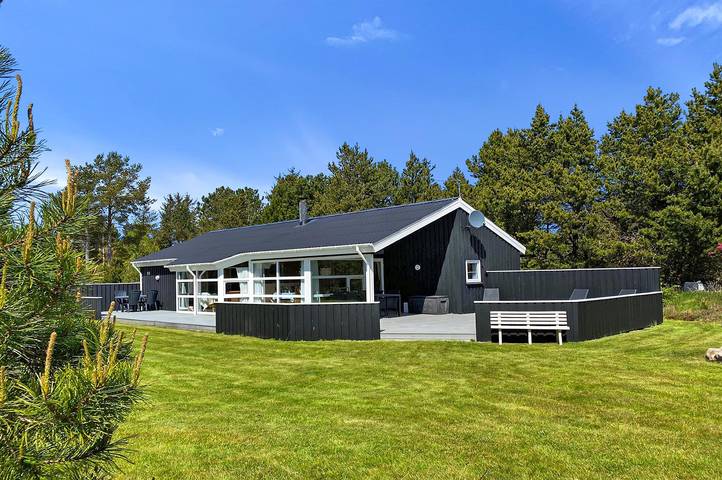 Feriehus for 8 personer, med Jacuzzi og Terrasse i tillegg til Sauna i Jerup