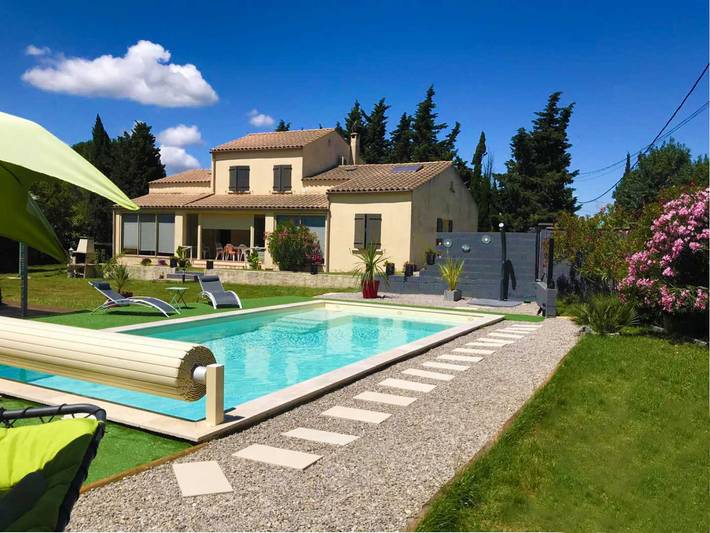 Gîte pour 10 personnes, avec jardin ainsi que terrasse et piscine