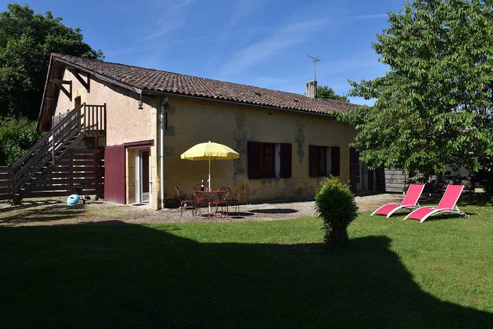 Gîte pour 2 personnes, avec terrasse ainsi que jardin et piscine